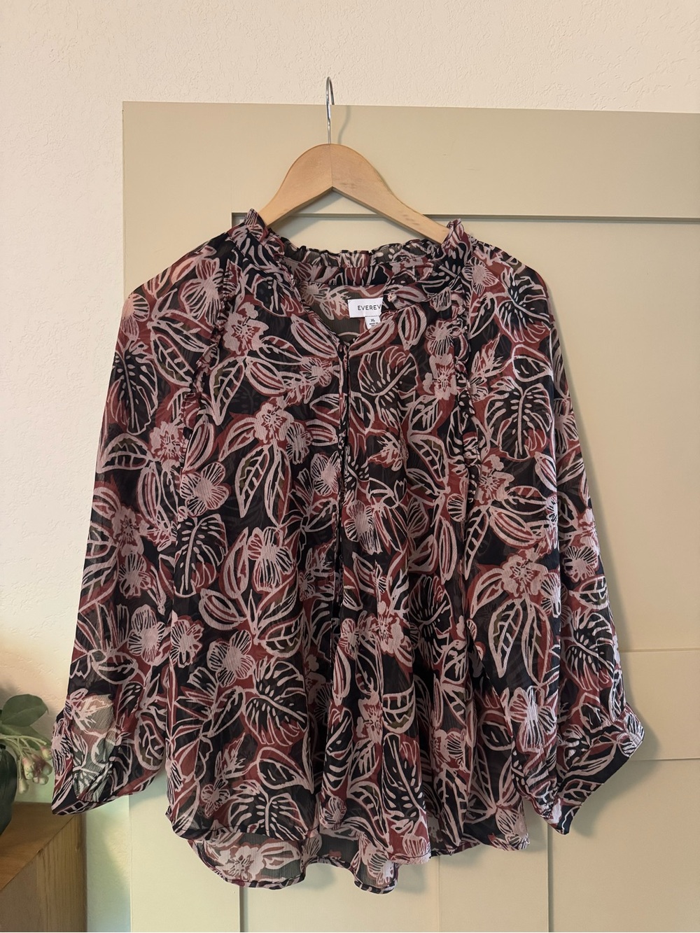 Evereve XL Top Shirt Floral Black Red